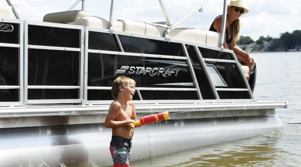 Pontoon boat rental with kids near Sebago Lake
